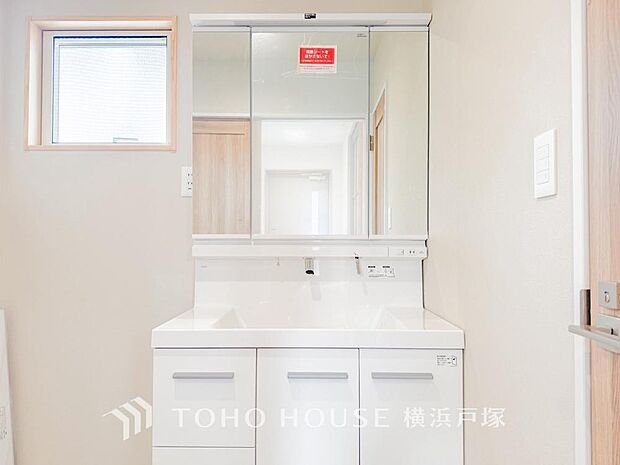 【Powder room】清潔感のあるプライベート空間は、身だしなみチェックや肌のお手入れに最適です。収納もあり、スッキリと見映えの良い空間に拵えました。時間に余裕とゆとりを持たせます。