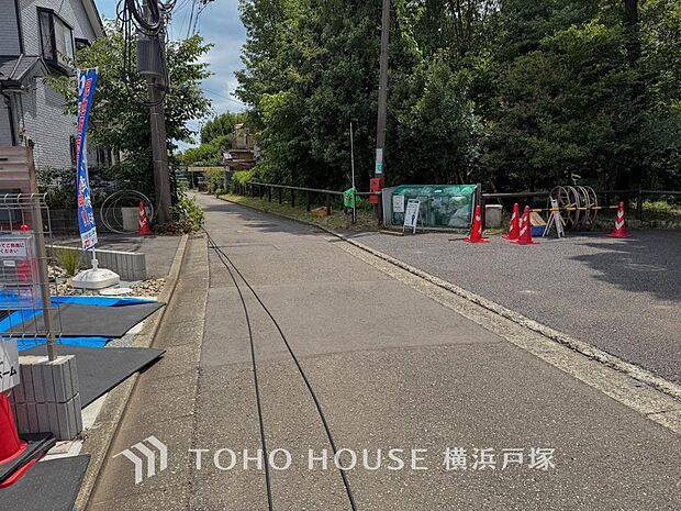 【Frontal road】穏やかな街並みの中で、陽光と開放感を感じながら暮らせる魅力ある住環境です。
