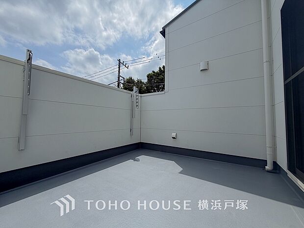 【Balcony】広いバルコニーは、暮らしの中での光と風を演出してくれています。見事なまでの開放的な空間をお楽しみください。