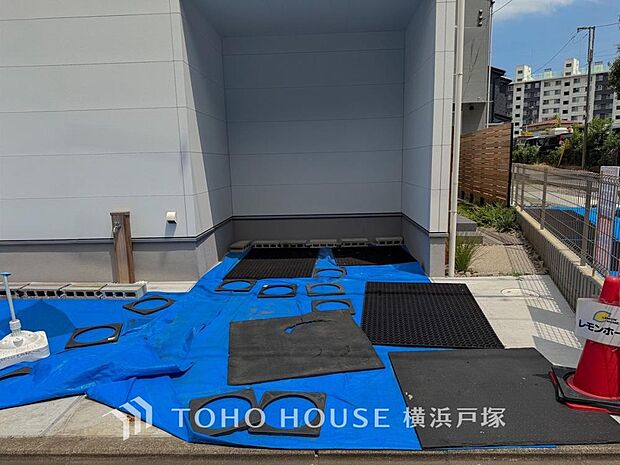 【Car space】住まいの外観と調和するカースペース。お車の乗り降りや荷物の出し入れも行いやすい駐車スペースです。