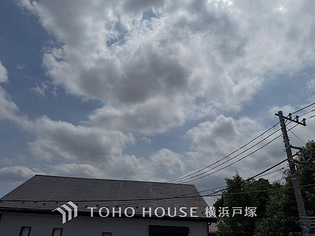 【View】開放感があり、遮るものもなく気持ちのいい景色が広がります。お部屋にも爽やかな風と暖かく柔らかな日差しが差し込み、毎日の暮らしを豊かに彩ります。