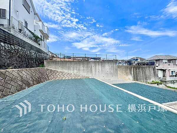 【現地】建物のない今だからこそ、暮らしのイメージが広がる土地。陽射しや風の通り方にも目を向けながら、住まいのプランを考えられます。（1区画　2026.7）