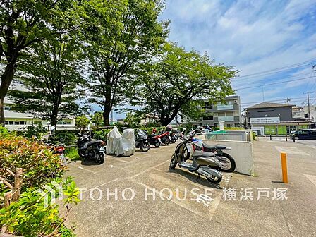 「Bike space」安心・便利なバイク置き場。専用スペースで大切なバイクを守り、快適な移動をサポートする理想的な場所。