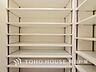 収納：建物内部の収納には拘りました。共有部分に設けた収納。お荷物が多い方にも安心です。