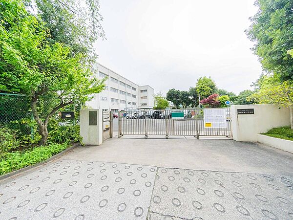横浜市立港南台第一中学校まで約1400m