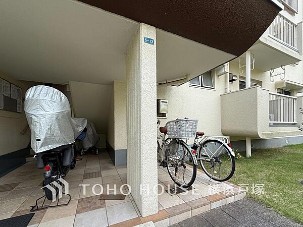 広さがしっかり確保された、敷地内駐輪場。住まう方々に不便を感じさせないような、安心の設備です。