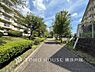 その他：木々の緑を身近に感じる、ゆったりとした敷地に広がる住環境。駅近の利便性も備え、長く親しまれてきた街並みの中で穏やかな暮らしを育めます。