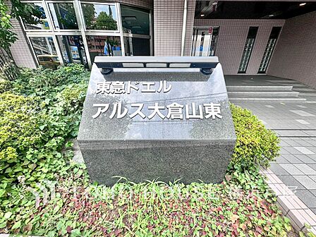 【Appearance】建物の顔となる格調高いデザインです。住まう方の誇りを表現し、街の景観に溶け込む上品な存在感を放ちます。