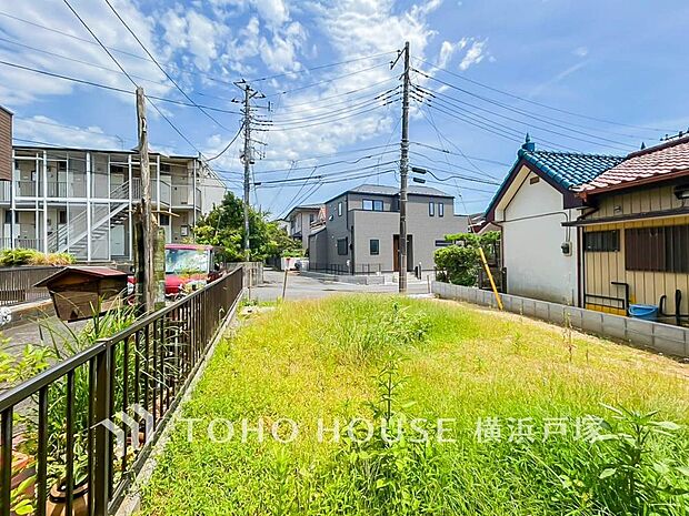 穏やかな空気が流れる閑静な住宅街。その一角に広がる落ち着いた街並みが、慌ただしさから少し離れた心地よい日常を演出します。