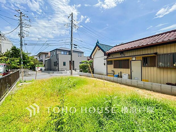 閑静な住宅街の一画に広がる、穏やかな住環境。静かな街並みの中で、家族との時間や自分らしい暮らしをのびやかに楽しめます。