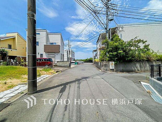 閑静な住宅街の一画に広がる、穏やかな住環境。落ち着いた街並みを身近に感じながら、家族との時間をゆったり楽しむ、自然体の暮らしが似合う場所です。