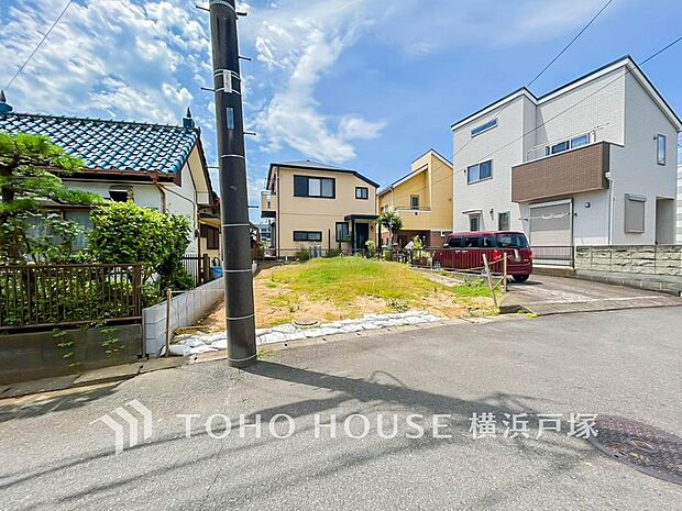 閑静な住宅街の一画に位置する、落ち着きある住環境。穏やかな街並みに包まれながら、家族で過ごす何気ない毎日を大切にできます。
