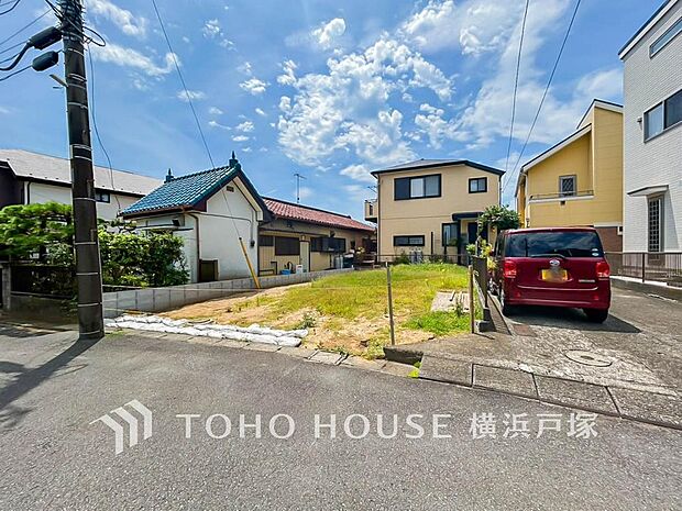 閑静な住宅街ならではの落ち着いた空気感が魅力の一画。穏やかな街並みの中で、オンとオフを心地よく切り替える暮らしが叶います。