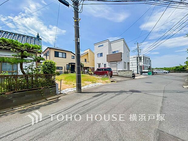 街並みの風景に包み込まれながら、瀟洒な印象も湛えて佇みます。