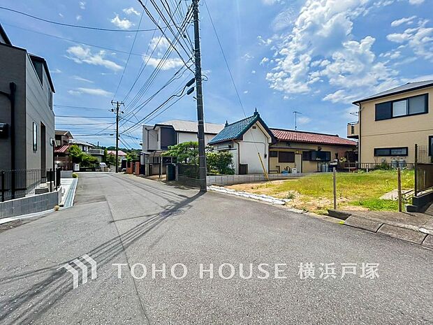 周辺環境とのコラボレーションにより明るく開放的な空間を演出しております。