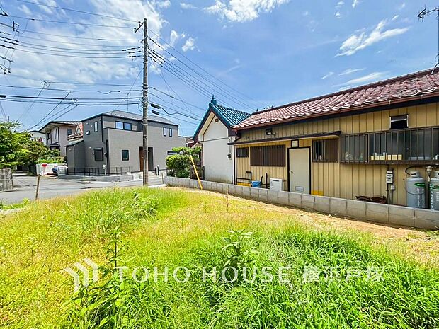 落ち着いた邸宅が並ぶ閑静な住宅街の一画。喧騒から程よく距離を置き、穏やかな時間の流れを感じながら暮らせる住環境です。