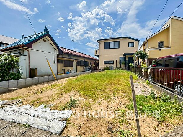 静かな時間が流れる閑静な住宅街の一画。落ち着いた街並みを身近に感じながら、家族の笑顔が集う温かな日々を紡いでいける住環境です。