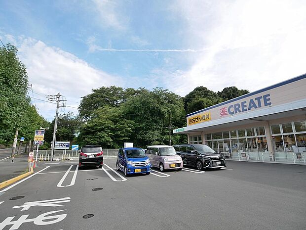 薬・生活用品・化粧品・食品類・酒類など、豊富な品揃えの日用品が揃い、見やすくお買い物がしやすい店内でお得にお買い物を楽しめます。