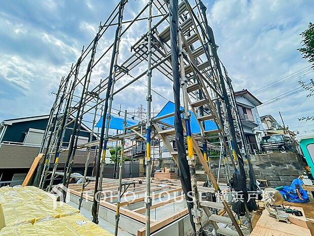 落ち着いた住宅地に誕生した新築戸建。豊かな収納力と充実した設備を備え、住まう人の毎日にゆとりと心地よさを添えます。(2026.7撮影)