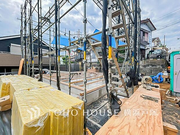 閑静な住宅地内の新築戸建。ゆとりある4LDKに豊富な収納と充実した設備を備え、日々の暮らしをすっきり快適に整えます。(2026.7撮影)