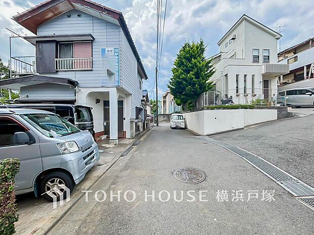【Frontal road】忙しく過ぎゆく日常を置き去るほど、ゆったりした時間が流れる住環境。「快適」は「家」と「街」と「環境」が調和した時に訪れるだと改めて感じさせてくれます。(2026.7撮影)