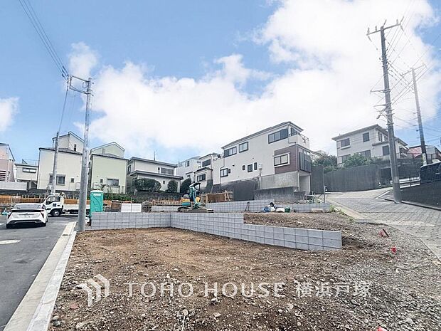 一面に広がる土地を眺めながら、完成後の暮らしに想いを馳せるひととき。高台の穏やかな住宅街に、家族それぞれの時間を大切にできる住まいが誕生予定です。