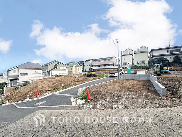 まだ何もないからこそ、思い描ける未来がある。静かな住宅街の一画に広がる土地に、全14棟の邸宅が誕生予定。街並みの変化とともに、新生活への期待が膨らみます。