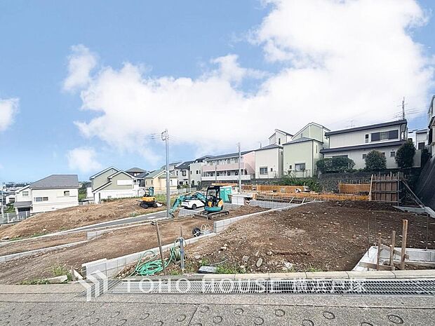 静けさに包まれた住宅街に広がる、これからの暮らしのキャンバス。全14棟それぞれの住まいが街並みに加わり、家族の新しい日常を受け止める舞台へと変わっていきます。