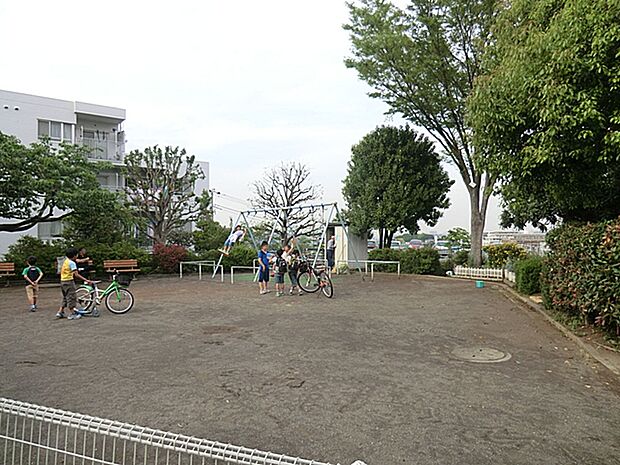 住宅街の中にある公園です。滑り台やブランコがあります。春には綺麗な桜の下でひと休みが心地いい公園です。