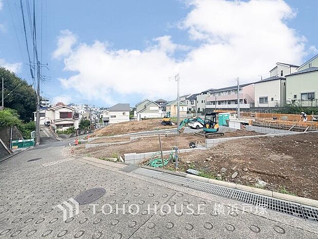陽光を受ける高台の土地から、これから始まる新しい物語。整然とした街並みと穏やかな環境に囲まれ、家族の毎日を育む住まいが少しずつ形を描いていきます。