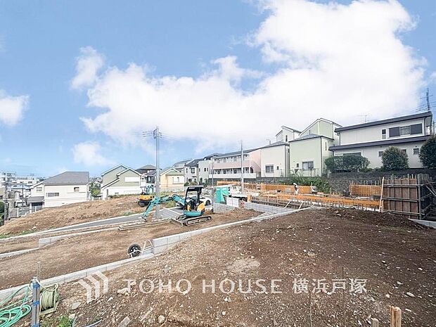 街の喧騒から少し離れた、落ち着きある住環境。ここに14棟の住まいが並び、新しい景色が生まれる予定です。これから変わりゆく土地の姿にも期待が高まります。