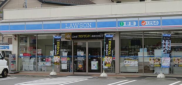 徒歩圏内にコンビニがあり、日々のお買い物に便利。ちょっとした買い足しや急なお買い物にもすぐ対応できる、暮らしやすい住環境です。