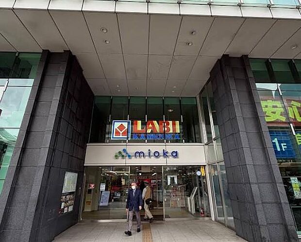 家電製品から暮らしに役立つ商品まで幅広く揃う大型家電量販店。日々のお買い物はもちろん、家電の買い替えにも便利な立地です。