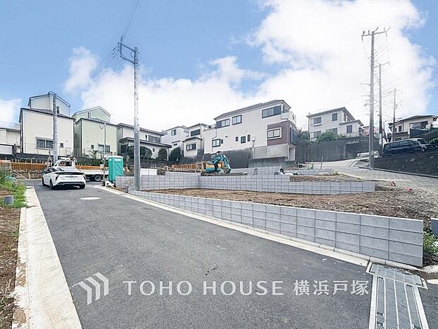 空を近くに感じる高台のロケーション。現在は広がる土地の姿ですが、ここから14棟の住まいが新たな街並みをつくります。完成後の暮らしを想像する時間も楽しめます。