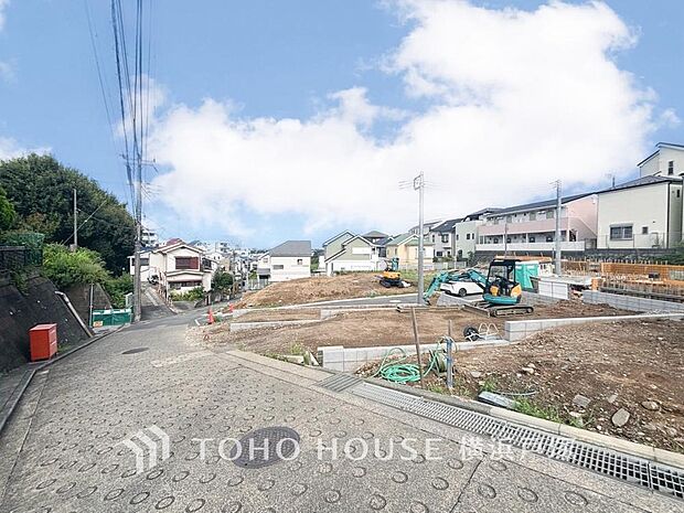 高台ならではの伸びやかな空気を感じる土地。現在の素朴な風景から、4LDKの住まいが並ぶ新たな街並みへ。家族の笑顔が集う毎日を思い描きたくなる場所です。