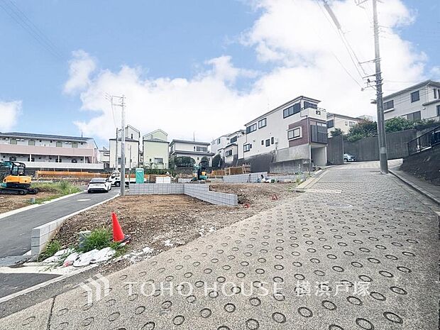 街並みの風景に包み込まれながら、瀟洒な印象も湛えて佇みます。