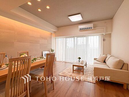 【Living room】明るく開放的な空間が広がるLDK。室内には豊かな陽光が注ぎ込み、爽やかな住空間を演出。
