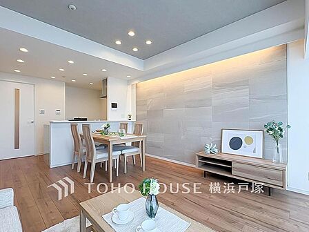 【Living room】ここにはみんなが集い、食事と楽しい会話が始まる。話に夢中になりすぎて、ついつい時を忘れてしまう。そんな束の間の幸せを感じさせてくれる場所。