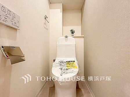 【Toilet】清潔感のあるトイレ空間。毎日快適に使えるよう配慮された仕様で、落ち着いて利用できる空間です。