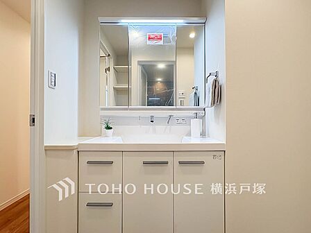 【Powder room】清潔感のあるプライベート空間は、身だしなみチェックや肌のお手入れに最適です。収納もあり、スッキリと見映えの良い空間に拵えました。時間に余裕とゆとりを持たせます。