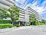 外観：【Appearance】整然とした街並みに調和する落ち着いた佇まいの外観。毎日の帰宅を迎えてくれる住まいの顔として、周囲の景観にも馴染む穏やかな雰囲気が感じられます。