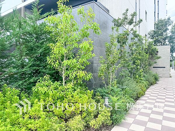 【Entrance】上品で清潔感があるエントランスは住人やゲストを迎え入れ、そして送り出す場にふさわしい空間です。プライベート感が高まるシックな装いのエントランス。