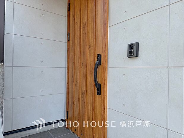 【Entrance】お客様をお迎えする玄関は落ち着いた雰囲気。帰り着くたびに洗練されたテイストの空間に迎えられ誇りと喜びを感じる玄関まわりです。