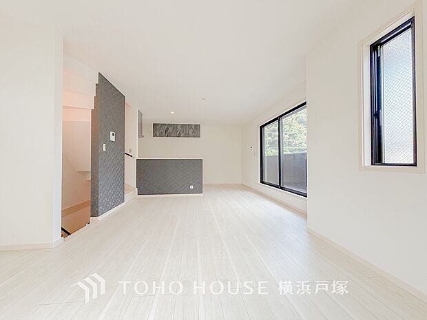 【Living room】広々としたリビングダイニングは、シックでモダンな内装。落ち着いた雰囲気に包まれて、伸びやかな空間の中で、ゆったりと家族団らんのひとときを過ごせます。