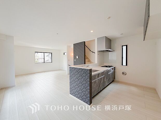 【Living room】ご家族やお客様との時間等、多くの時を刻む空間。何気なく過ぎる時でさえも上質な一時となる快適な空間を。
