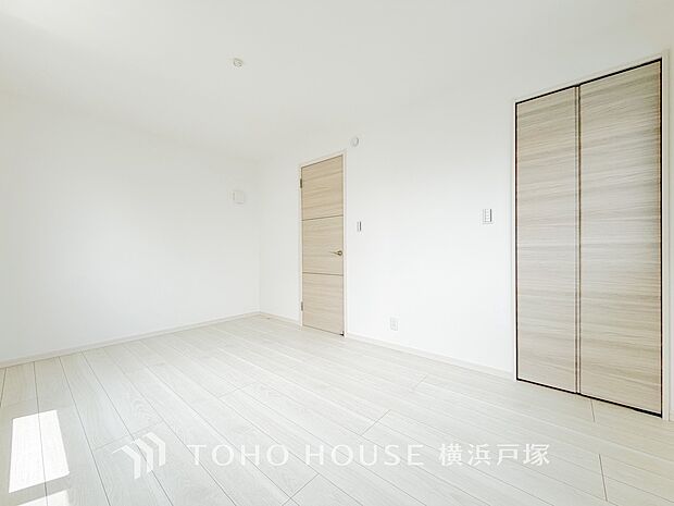 【Room】1日の疲れを癒し、心地よく寛げるようゆったりとした広さを確保しています。プライベートタイムをより優雅に穏やかに…。落ち着いた雰囲気を紡ぎます。