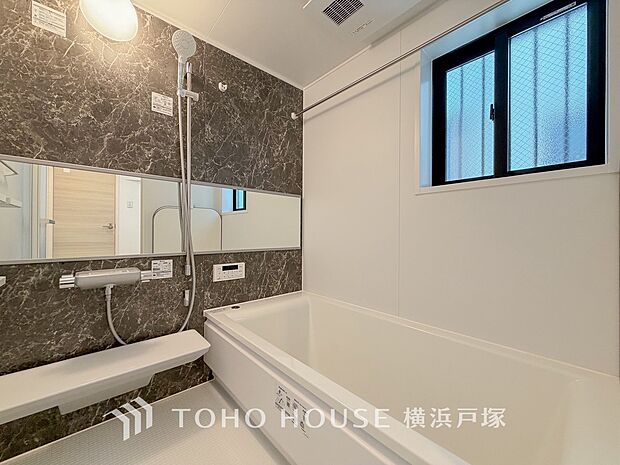 【Bathroom】1日の疲れを取り心身を癒すことができる住まいの中のリラクゼーション空間、リラックスできるよう優しいカラーをチョイスしました。時を忘れるほどのんびりできる空間に。