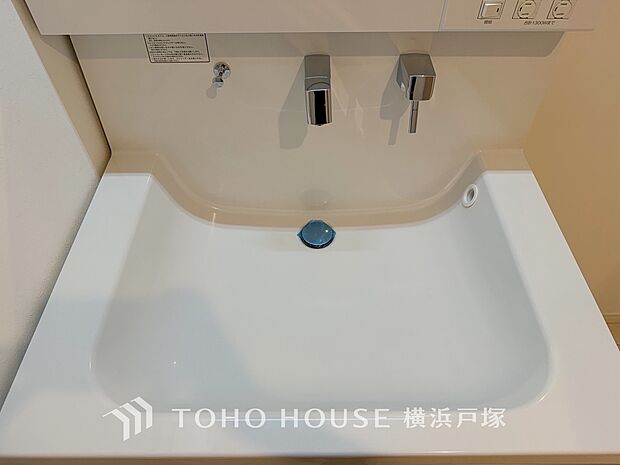 【Powder room】清潔感のあるプライベート空間は、身だしなみチェックや肌のお手入れに最適です。収納もあり、スッキリと見映えの良い空間に拵えました。時間に余裕とゆとりを持たせます。