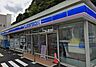 周辺：芹が谷2丁目の住宅街・沿道沿いにある便利なコンビニ。人気のマチカフェやスイーツ、ホットスナックが揃っており、日常のちょっとした買い物や休憩に重宝されています。
