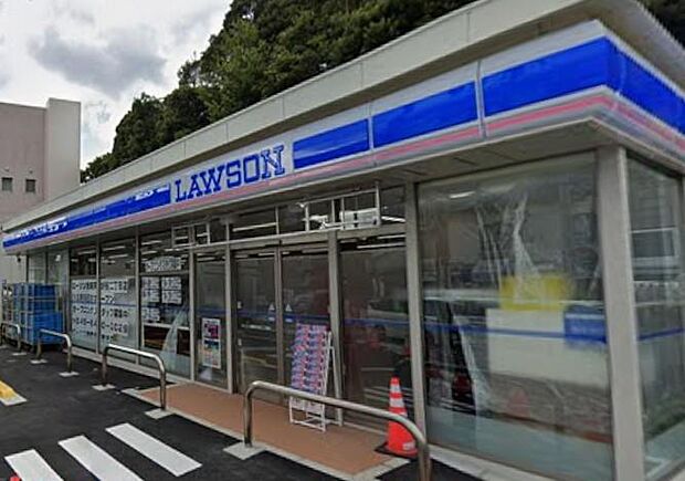 芹が谷2丁目の住宅街・沿道沿いにある便利なコンビニ。人気のマチカフェやスイーツ、ホットスナックが揃っており、日常のちょっとした買い物や休憩に重宝されています。